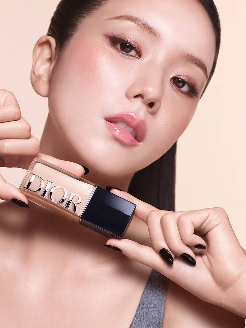 Jisoo御用彩妝師Maeng Lee公開美肌秘訣（翻攝自IG）。