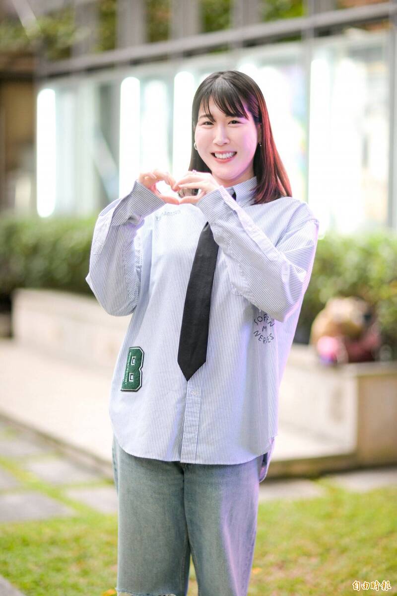 中川未悠比出愛心。（記者王文麟攝）
