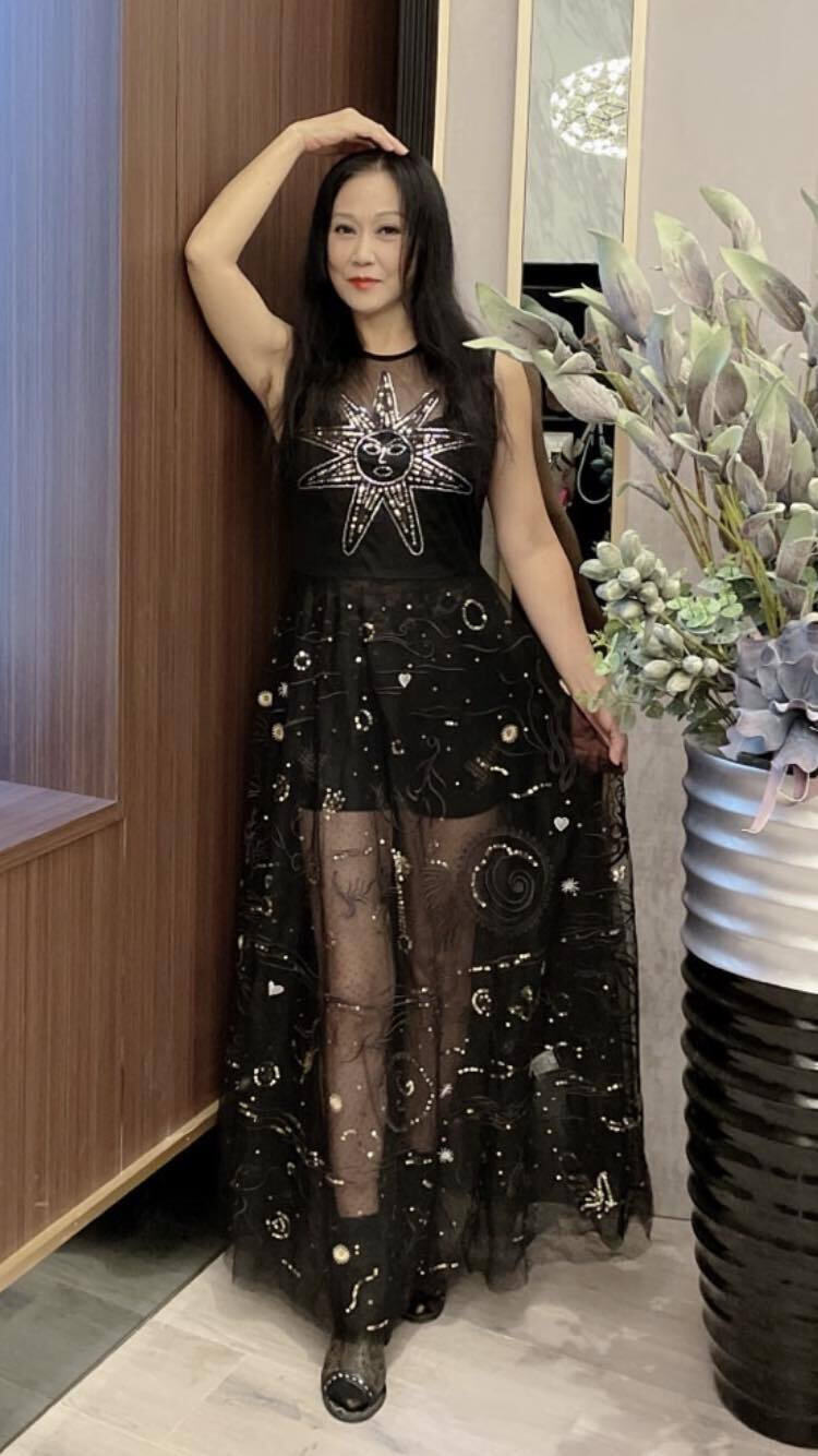 唱紅過《得意的笑》、《愛江山更愛美人》等歌曲的民歌手李麗芬。（翻攝自臉書）