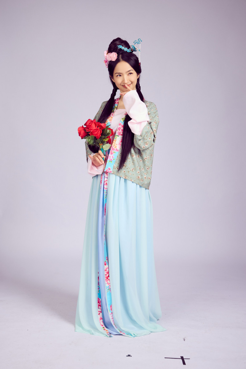 林依晨在《暗戀桃花源》挑戰演「春花」，在舞台上放聲吶喊、翻滾奔跑，甚至大拍十三響。（表演工作坊提供）