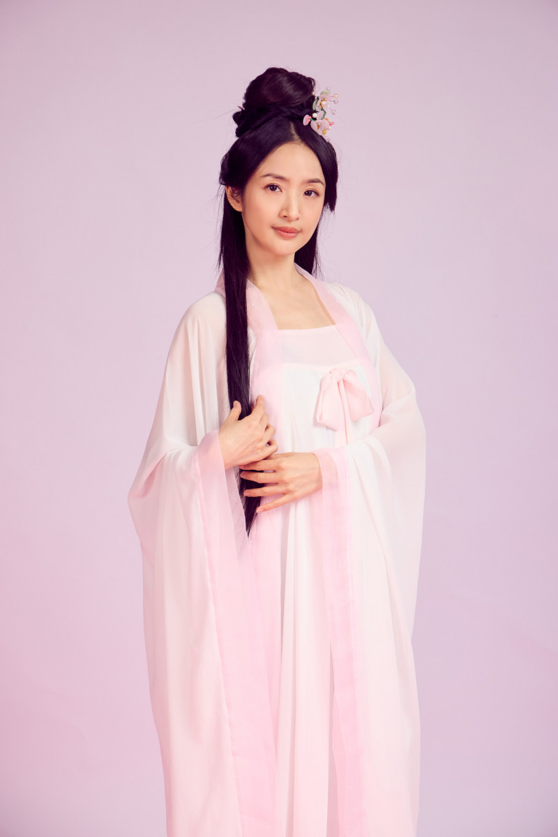 林依晨在《暗戀桃花源》一人分飾兩角。（表演工作坊提供）