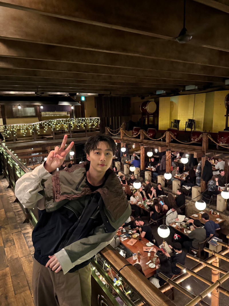 施柏宇造訪電影《追殺比爾》經典打鬥場面取景地的居酒屋「Gonpachi」。（施柏宇工作室提供）