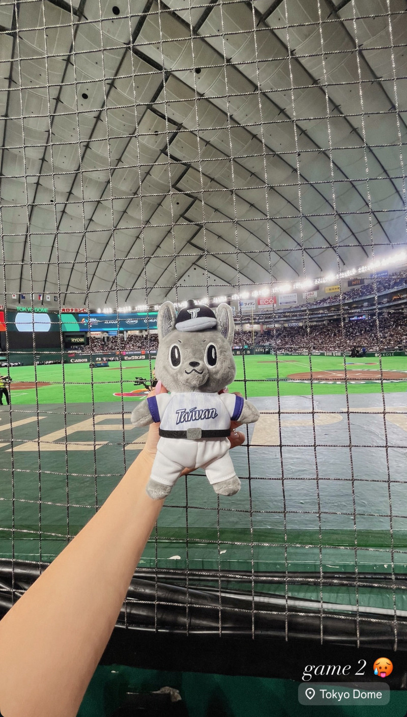 費仔的老婆哈娜現身東京巨蛋，拿著歐告娃娃打卡。（翻攝自IG）