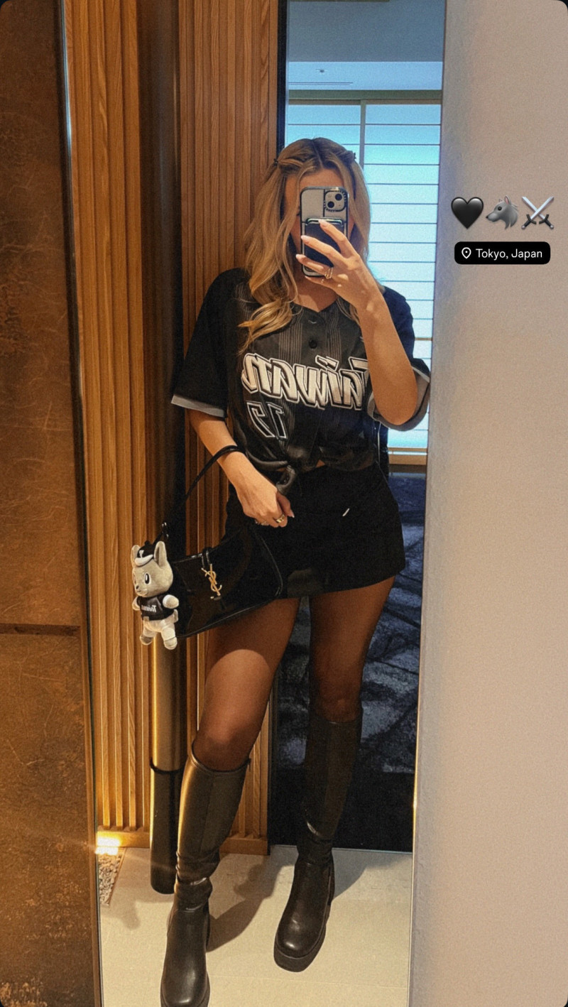 費仔的老婆哈娜身穿TEAM TAIWAN的球衣，包包還掛著歐告，現身東京力挺。（翻攝自IG）