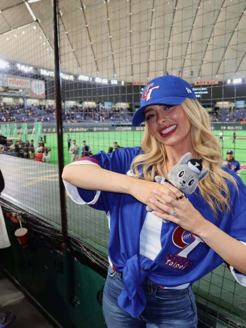 費仔老婆哈娜到了球場也要拿歐告合照，堪稱帶貨王。（翻攝自IG）