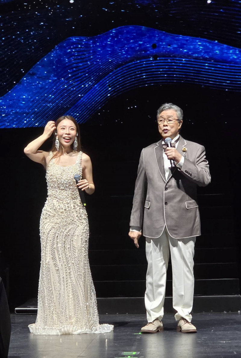 73歲楊烈深情守護日籍愛妻 正妹女兒曝光美成這樣