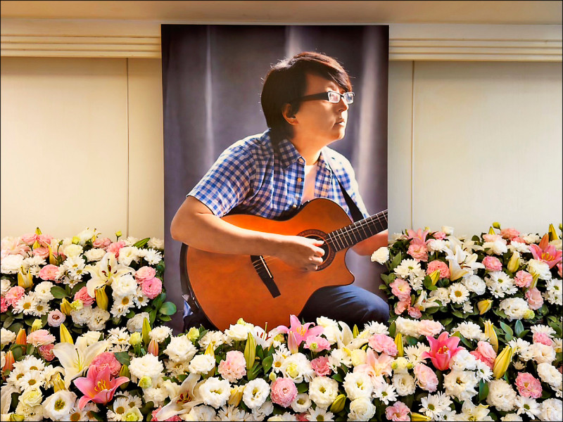《爸爸在夢裡很健康》袁惟仁兒女靈堂守孝 親選彈吉他照送別
