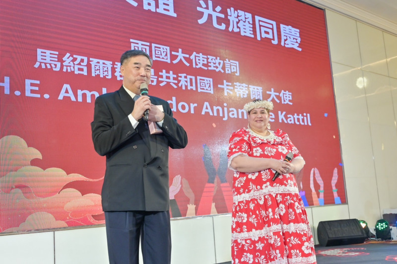 帛琉駐台親善大使蔡佳儒與馬紹爾群島駐台大使卡蒂爾受邀出席《紅映盛世華宴同慶》。（高雄市世界旗袍文化藝術推展協會提供）