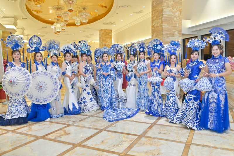 《紅映盛世華宴同慶》活動現場，旗袍舞演出展現東方服飾美學與女性優雅氣質，呈現旗袍文化的藝術魅力。（高雄市世界旗袍文化藝術推展協會提供）