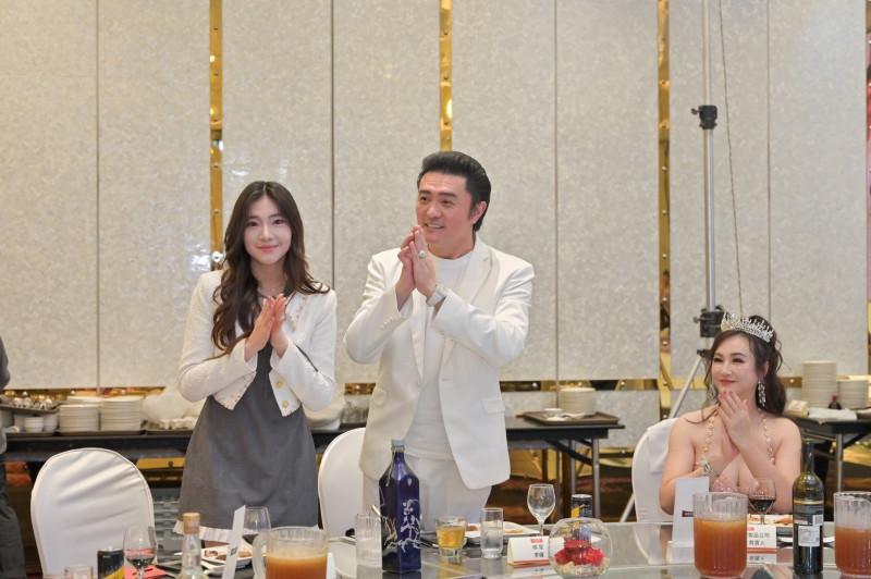 「最美星二代」李紫嫣流利英文介紹旗袍 老爸李㼈驕傲喊話