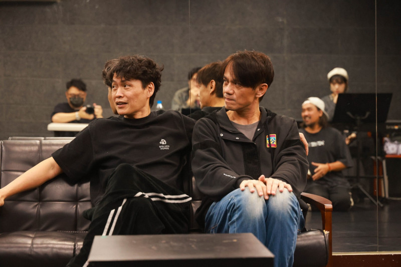 黃鐙輝（左）﹑凱爾合作音樂劇《櫻子媽媽與她的三個男人》。（瘋戲樂工作室提供）