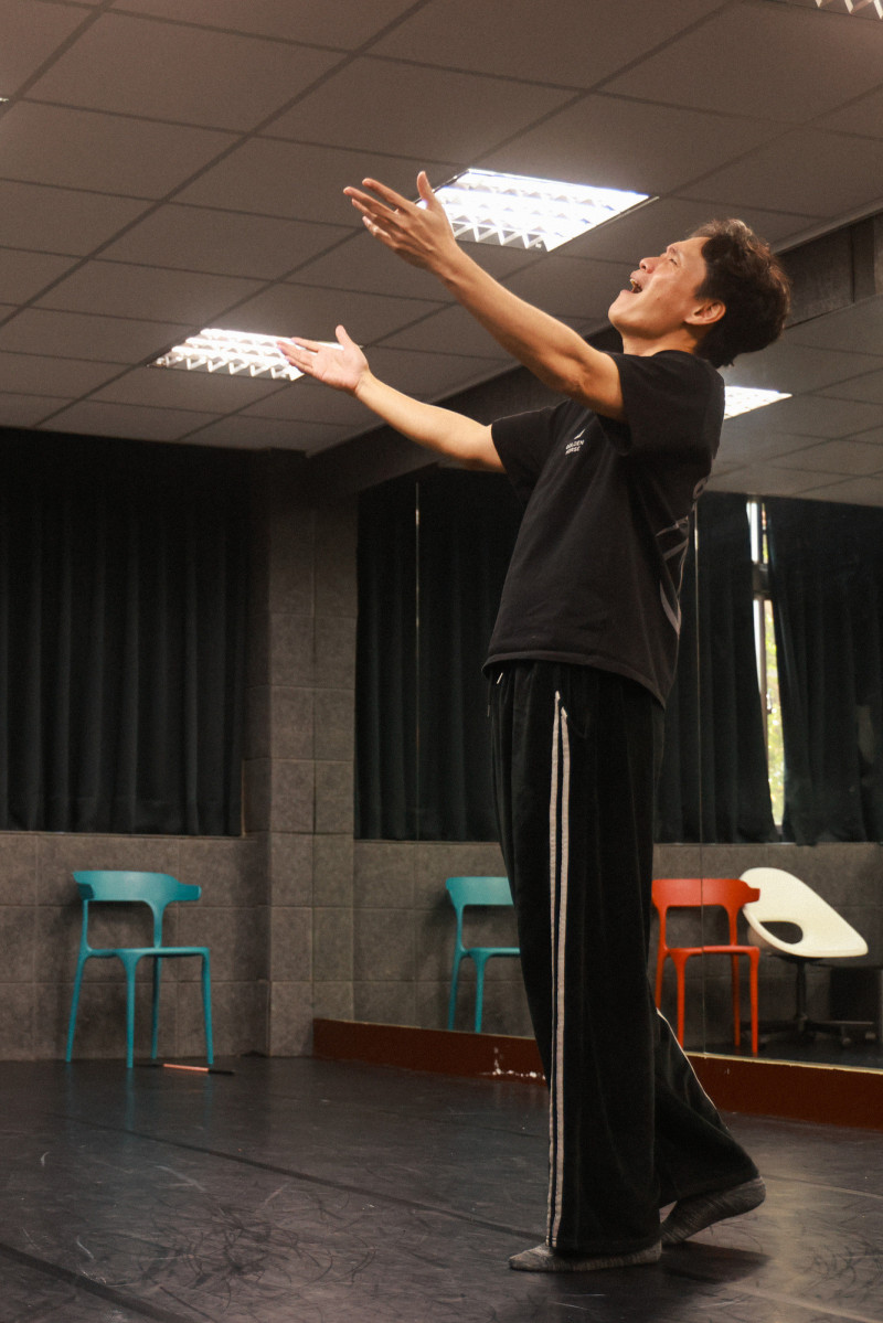 黃鐙輝終於完成歌手夢，在《櫻子媽媽與她的三個男人》一人分飾三角。（瘋戲樂工作室提供）