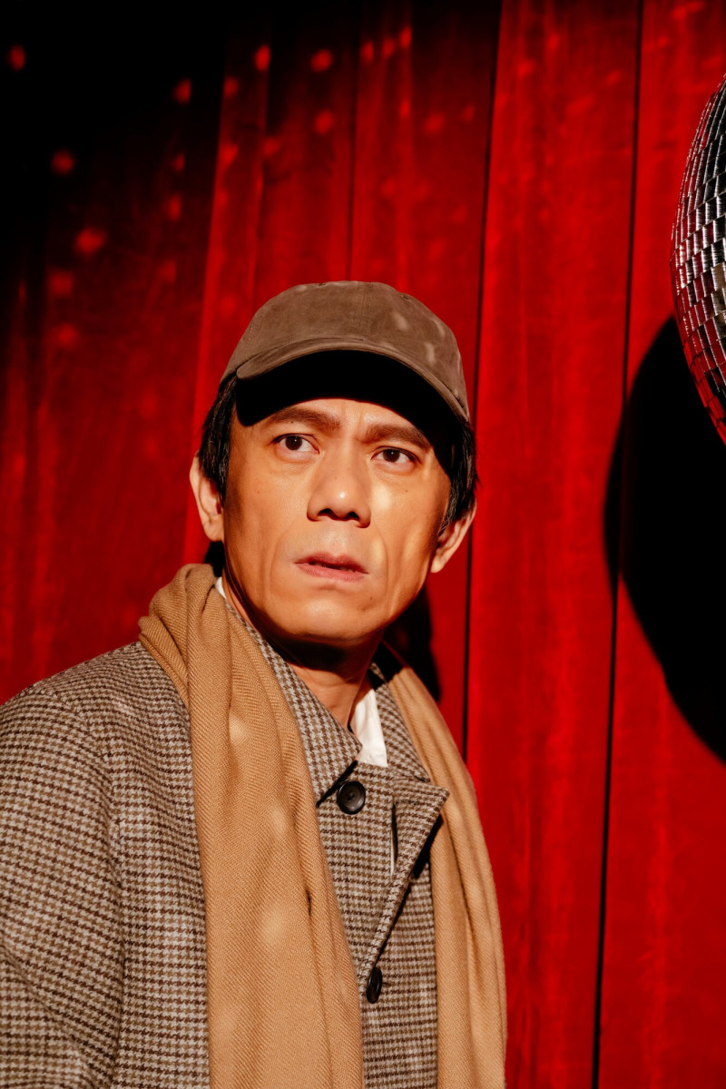凱爾在《櫻子媽媽與他的三個男人》分飾多個角色，圖為首演時最觸動人心的櫻子父親。（瘋戲樂工作室提供）