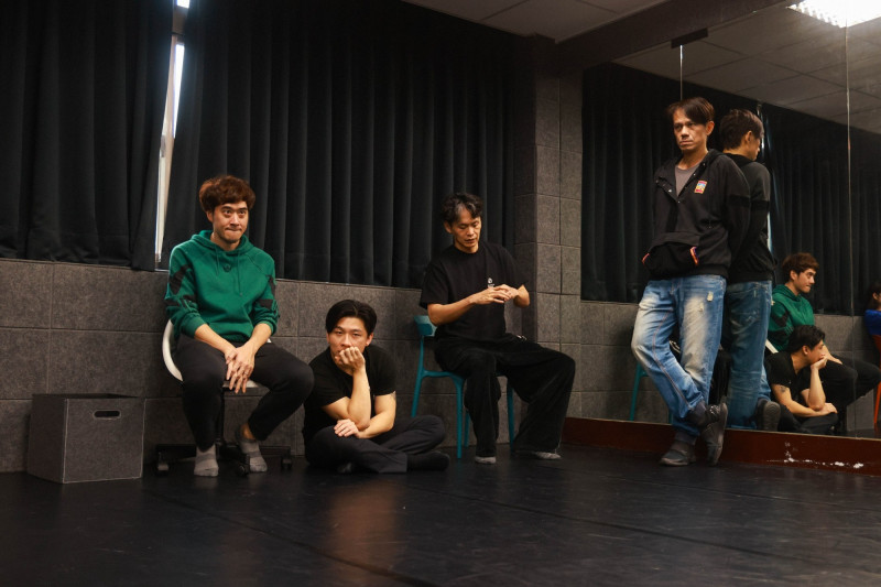 王為（左起）、謝孟庭、黃鐙輝、凱爾演出《櫻子媽媽與她的三個男人》。（瘋戲樂工作室提供）