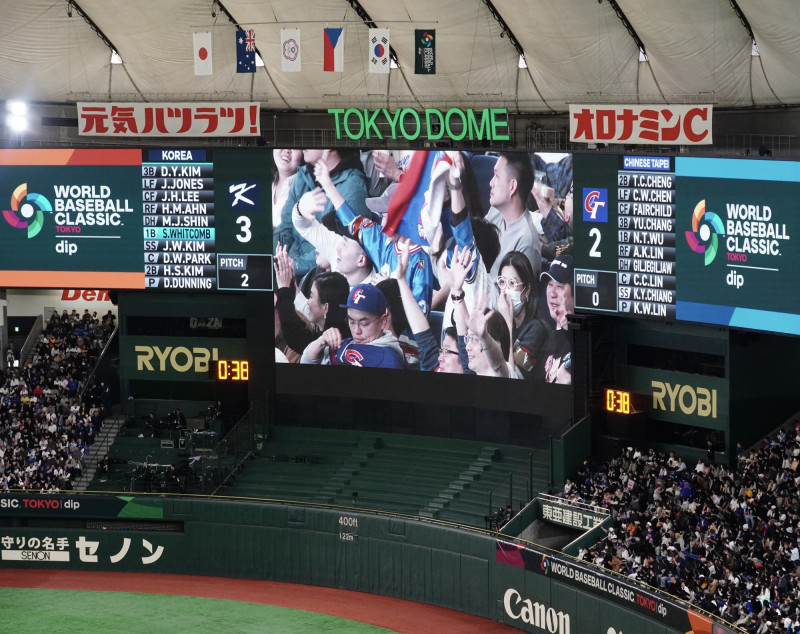 丁柔安與胡瓜並肩為台灣隊加油。（讀者提供）