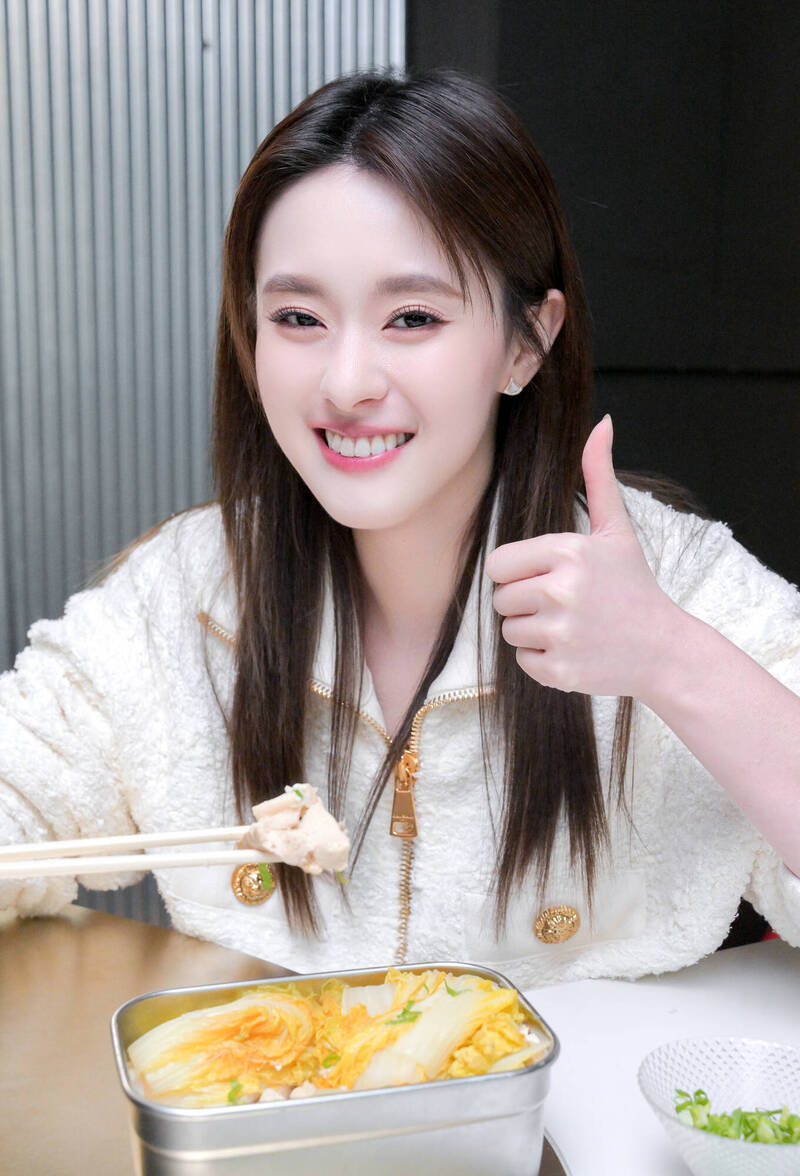 邱偲琹對自己廚藝比大拇指。（記者王文麟攝）