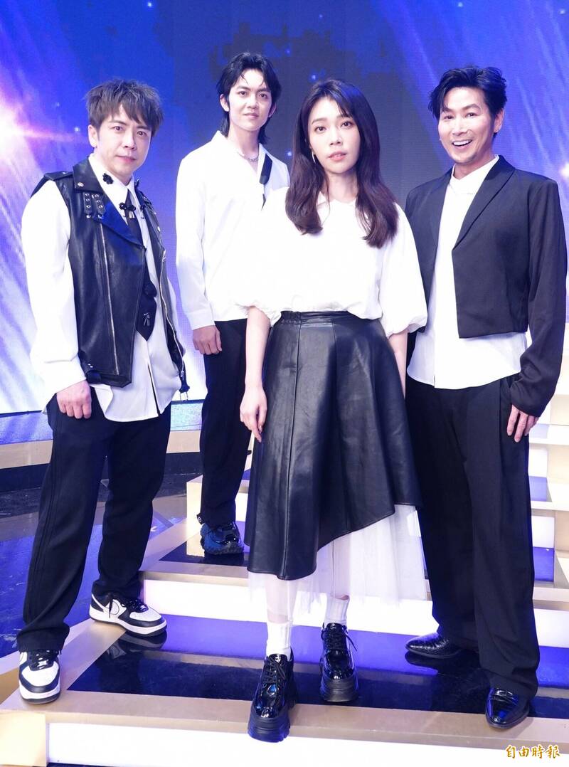 《超級冰冰show》主持班底台一線東諺（左起）、郭忠祐、蔡家蓁、阿玟。（記者潘少棠攝）
