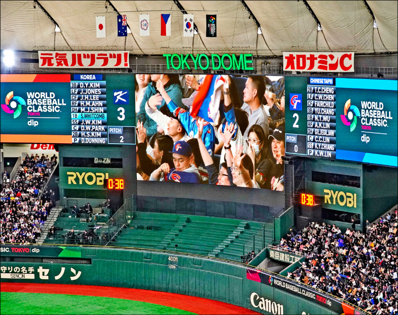 丁柔安、胡瓜赴日力挺台灣隊，被WBC大螢幕捕捉。（讀者提供）