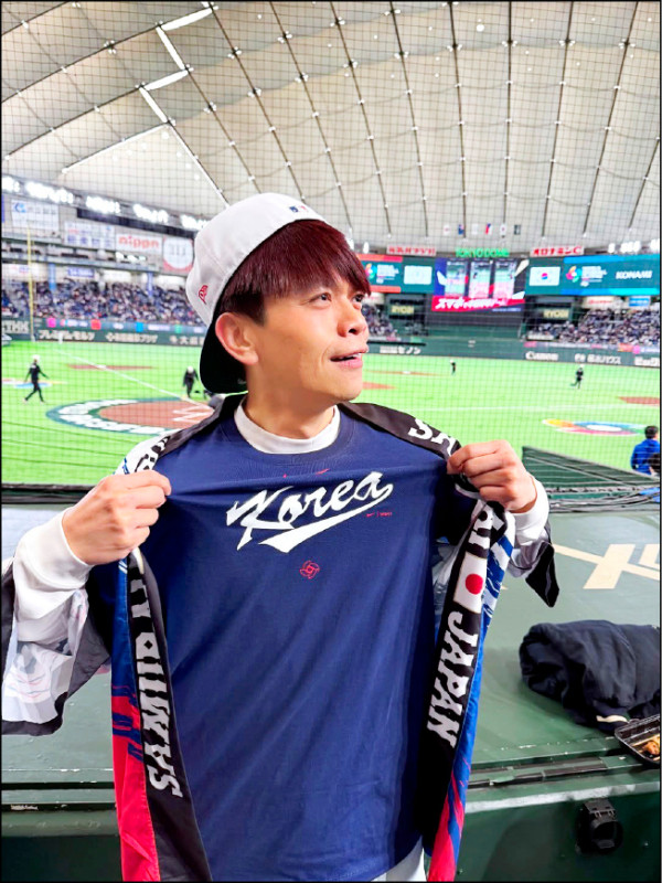 蔡阿嘎施反指標魔咒，穿上韓國應援服為台灣隊加油。（蔡阿嘎提供）