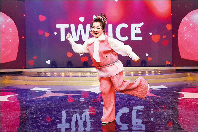 白冰冰積極跟上潮流，大跳TWICE出道曲。（民視提供）