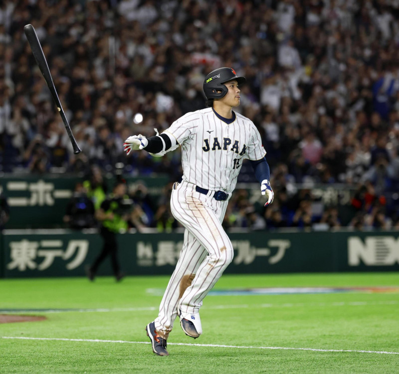 大谷翔平與日本媒體保持距離。（達志影像）