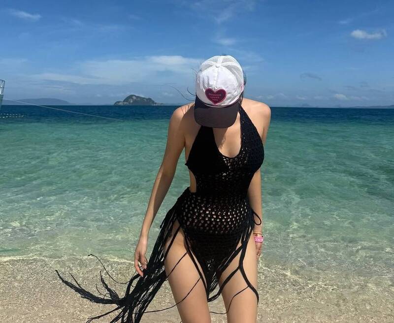 安芝儇的戰袍是一間黑色針織洞洞泳裝。（翻攝自IG）