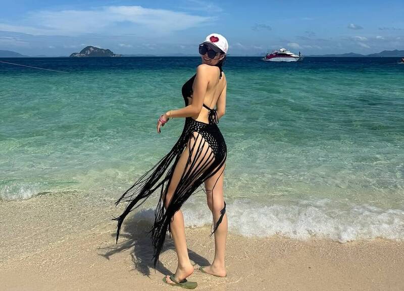 安芝儇大片美背則靠一條綁帶固定，性感惹火。（翻攝自IG）