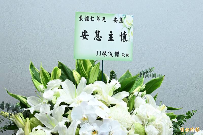 林俊傑送花致意。（記者胡舜翔攝）