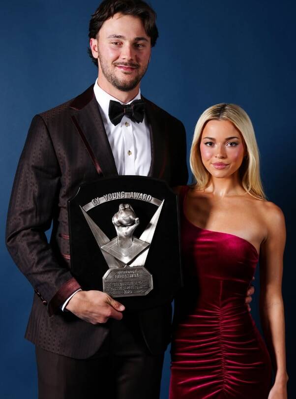 美國隊王牌投手Paul Skenes和準嬌妻Olivia Dunne。