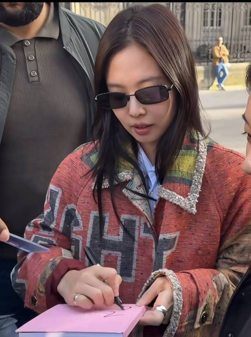 Jennie巴黎街頭漫步，遭人尾隨要簽名。（翻攝小紅書）