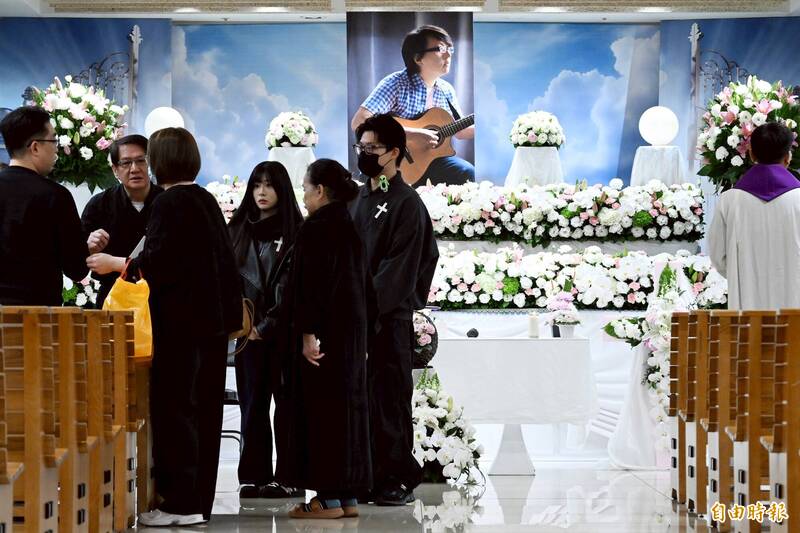 袁惟仁子女袁義（右一）、袁融（右三）很早就出現在告別式會場。（記者胡舜翔攝）