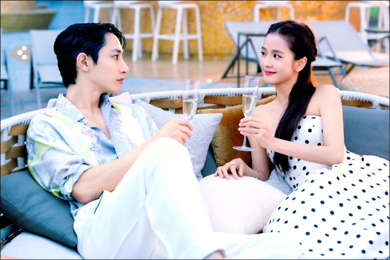 Jisoo（右）和李洙赫在《訂閱男友》有感情戲，令觀眾十分心動。（Netflix提供）