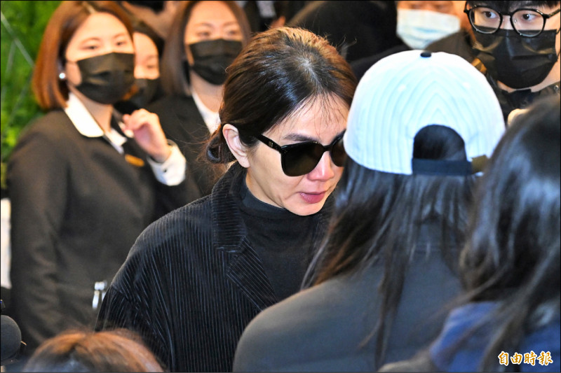 袁惟仁告別式昨舉行，Ella在寒風天雨中感傷送別好友。（記者胡舜翔攝）