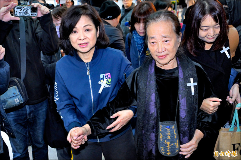 楊貴媚（左）扶著袁媽媽，不捨她白髮人送黑髮人。（記者胡舜翔攝）