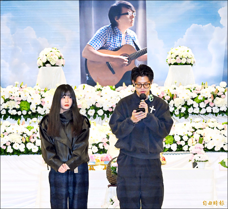 袁惟仁告別式在寒風天雨中舉行，氣氛更感傷，兒女袁義（右）與袁融感謝大家送別父親。（記者胡舜翔攝）