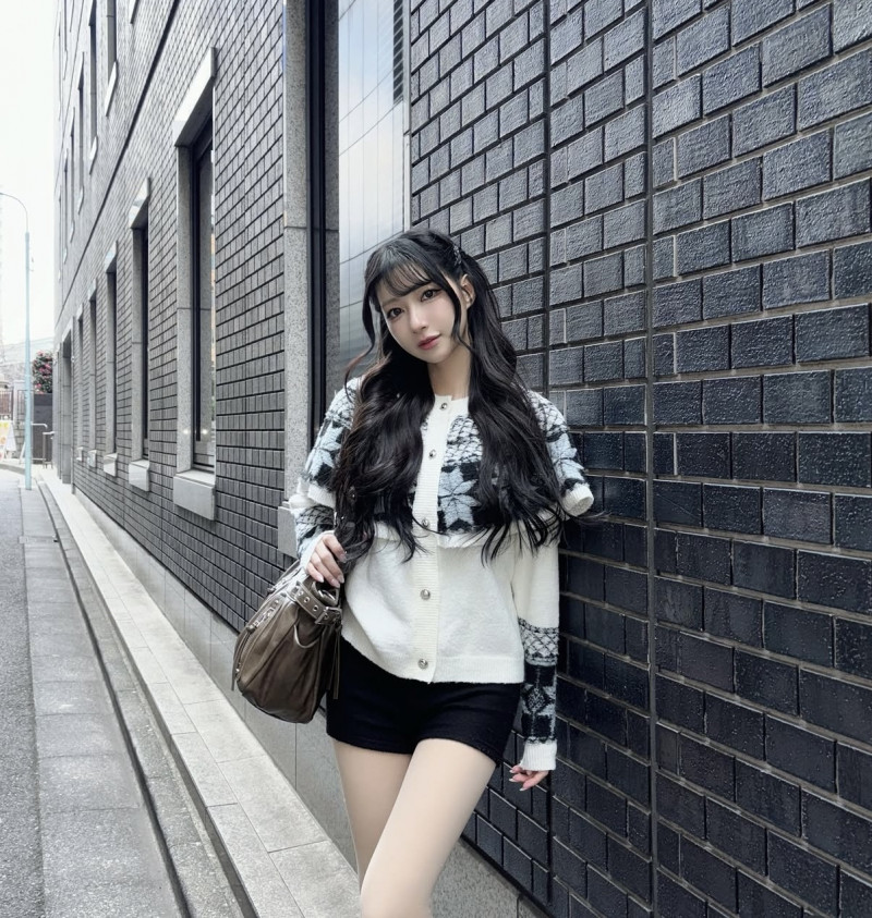 一粒展現清新脫俗的一面，簡約穿搭更顯修長美腿。（翻攝自IG）