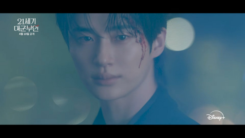 邊佑錫在《21世紀大君夫人》頭破血流，眼神仍十分深情。（翻攝自YouTube）