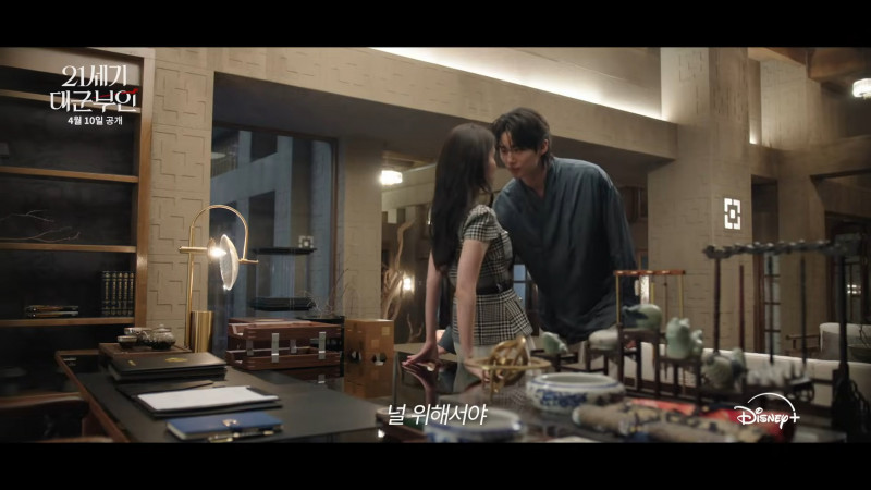 邊佑錫在《21世紀大君夫人》對IU使出桌咚。（翻攝自YouTube）