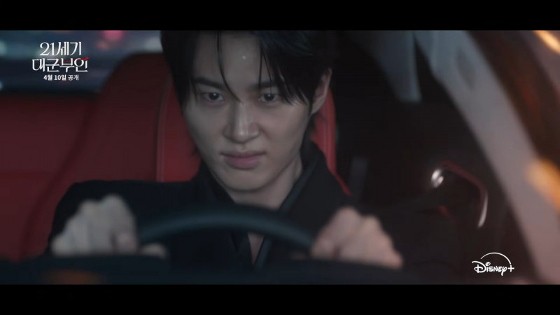 邊佑錫在《21世紀大君夫人》飆車帥翻。（翻攝自YouTube）