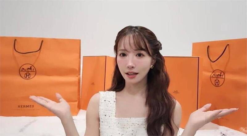 前AV女優三上悠亞日前開心分享自己新買的名牌包。（翻攝自YouTube）