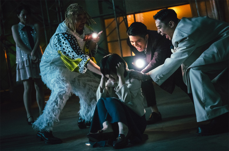 《死亡之握：鬼牽手》在大學同學訂婚派對上，眾人起鬨挑戰「鬼牽手」遊戲。（網銀國際影視提供）