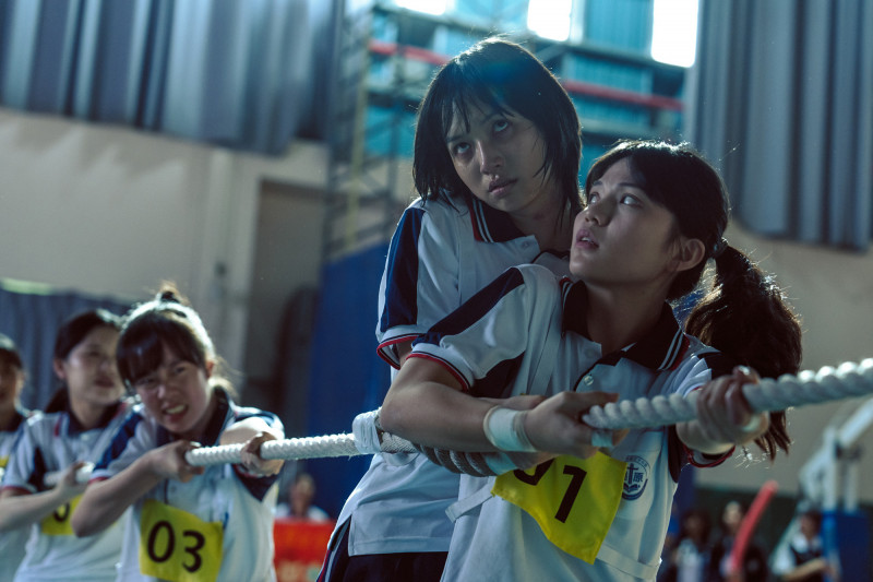 《死亡之握：鬼牽手》校園裡女學生玩了「鬼牽手」遊戲後離奇斷手。（網銀國際影視提供）