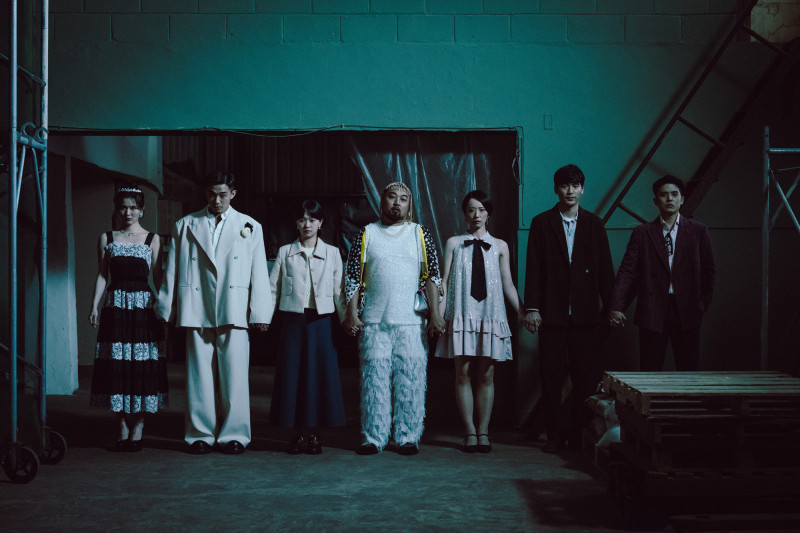 《死亡之握：鬼牽手》死亡之握迷因成真，舊同學玩招鬼遊戲犯禁忌，睦媄（左起）、初孟軒、嚴正嵐、美麗本人、林子熙、涂善存、歐陽倫。（網銀國際影視提供）