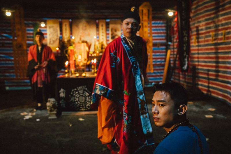 《死亡之握：鬼牽手》招鬼遊戲失控，初孟軒找上道士求救。（網銀國際影視提供）