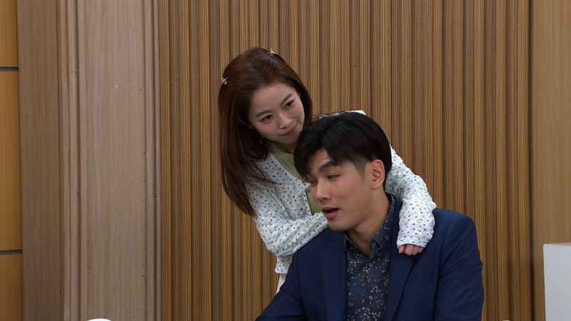 程雅晨（左）在《豆腐媽媽》飾演吳政澔的妹妹，清新形象備受期待。（民視提供）