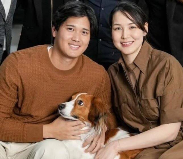 大谷翔平（左）與老婆田中真美子，還有愛犬Decoy。（翻攝自IG）