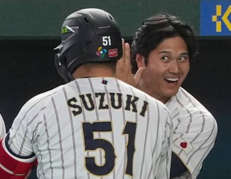 大谷翔平在場邊與隊友互動非常可愛。（翻攝自YouTube）