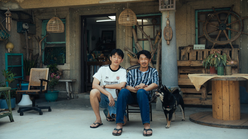 李李仁（右）、鍾岳軒在《向流星許願的我們》飾演父子，有濃厚的親情對手戲。（有意思國際傳媒、犢影制作提供）