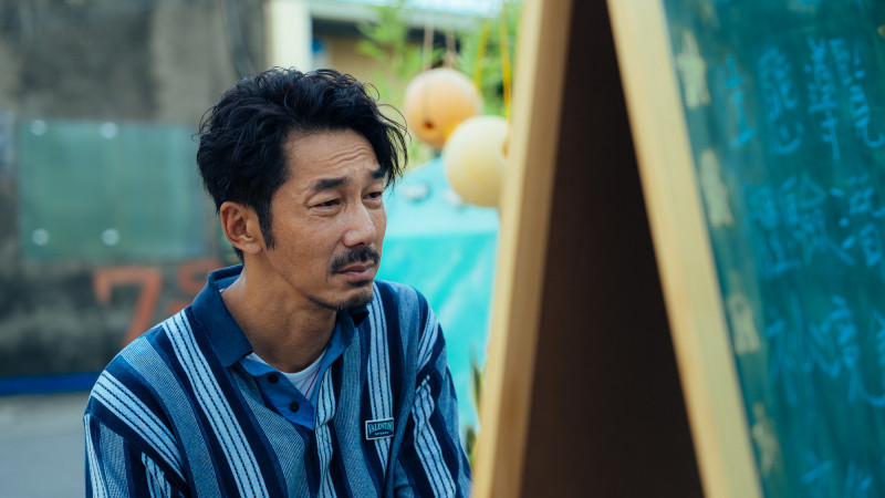 李李仁在《向流星許願的我們》飾演看似玩世不恭、內心卻始終放不下兒子的「何爸」。（有意思國際傳媒、犢影制作提供）