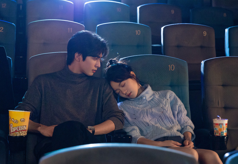 趙今麥（右）在《驕陽似我》 第一場戲曝光，甜蜜躺在宋威龍肩膀。（愛爾達電視提供）